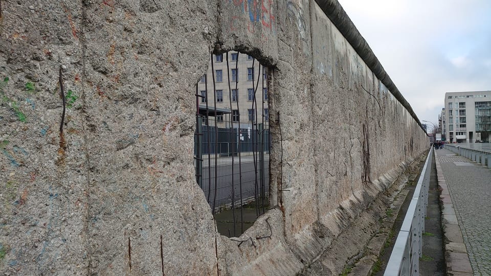 ベルリンの壁の跡地の写真。壁に穴が空いている。